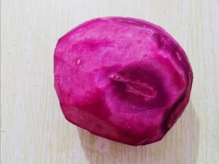 2、紫薯发面豆沙饼,去皮洗净备用