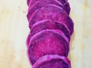 3、紫薯发面豆沙饼,用刀切片