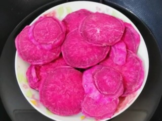 4、紫薯发面豆沙饼,锅添水，放入紫薯，大火烧开，中火蒸十分钟