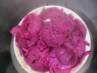 5、紫薯发面豆沙饼,蒸熟的紫薯