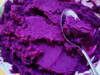 7、紫薯发面豆沙饼,用勺子压成泥