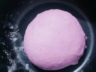 11、紫薯发面豆沙饼,揉成光滑面团