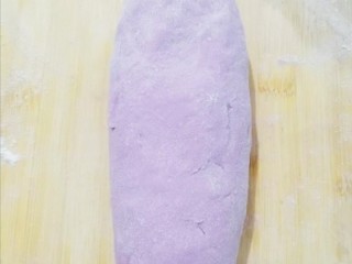 13、紫薯发面豆沙饼,把面团放入面板上揉匀