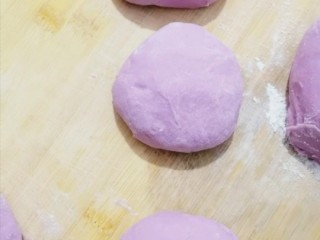15、紫薯发面豆沙饼,揉成小面团