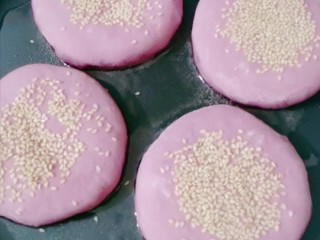 18、紫薯发面豆沙饼,饼锅放入食用油，加入紫薯豆沙饼