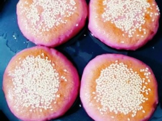 19、紫薯发面豆沙饼,中小火烙两面金黄即可