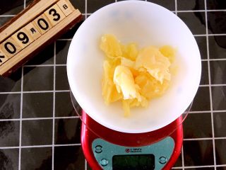 4、火腿肠咸司康,准备好黄油，隔水融化