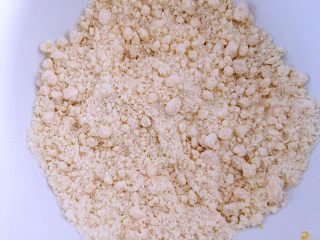 6、火腿肠咸司康,搅拌成粗糠状。➕鸡蛋