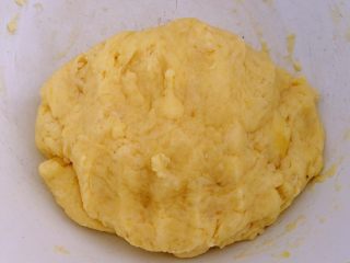 7、火腿肠咸司康,加20克鸡蛋翻拌成面团