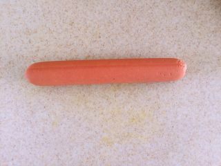 8、火腿肠咸司康,火腿肠准备好。根据自己喜好选择量。我放了一根火腿肠