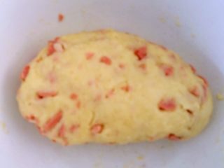 10、火腿肠咸司康,加火腿肠丁翻拌均匀。