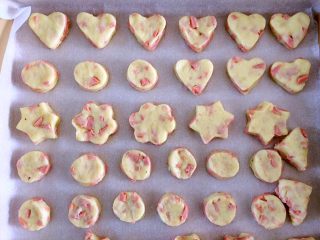 12、火腿肠咸司康,全部做好，刷剩余的蛋液。