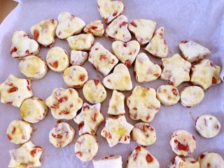 13、火腿肠咸司康,烤箱预热，180度上下火烤20分钟。具体时间温度根据自己的烤箱调整。