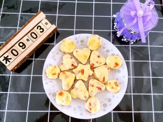 14、火腿肠咸司康,装盘打包。口感像面包，像饼干。