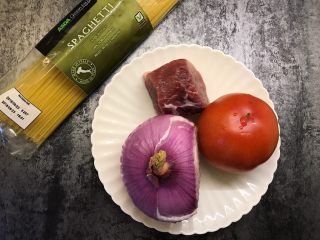 1、番茄肉末意大利面,准备好所有食材