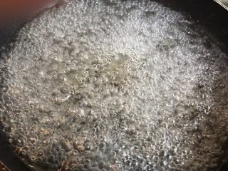 2、番茄肉末意大利面,水烧开放入少许盐和油