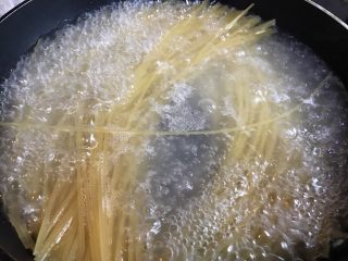 3、番茄肉末意大利面,加入意大利面