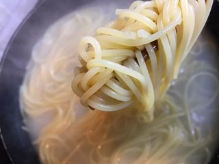 4、番茄肉末意大利面,煮熟后捞起