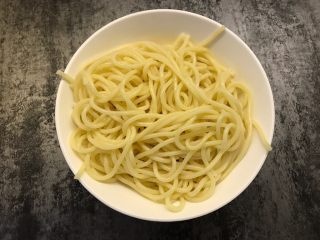 5、番茄肉末意大利面,放入碗中加入少许橄榄油搅拌均匀备用