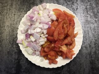 6、番茄肉末意大利面,番茄去皮切小块,洋葱切丁