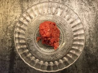 7、番茄肉末意大利面,猪肉切碎,加入少许料酒腌制