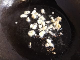 8、番茄肉末意大利面,锅中放入适量油,加入大蒜爆香