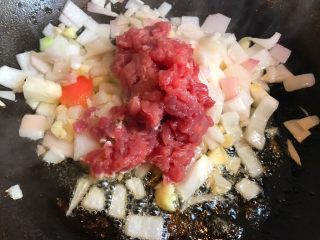 11、番茄肉末意大利面,加入肉末