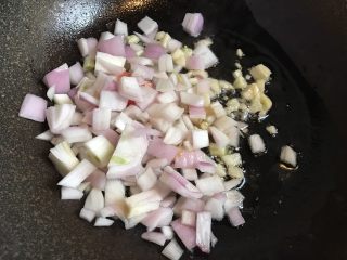 9、番茄肉末意大利面,放入洋葱