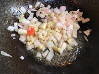 10、番茄肉末意大利面,翻炒至洋葱变软