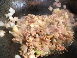 12、番茄肉末意大利面,将肉末炒熟