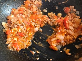 14、番茄肉末意大利面,将番茄炒出汁