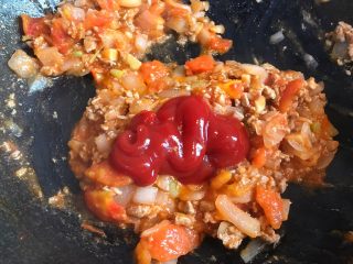 15、番茄肉末意大利面,加入三勺番茄酱