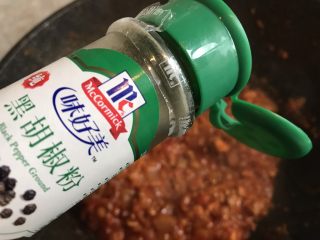 18、番茄肉末意大利面,加入半勺黑胡椒