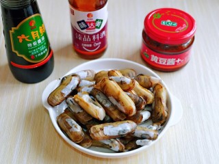 1、爆炒蛏子,买回来的蛏子一定要用盐水养，让它将沙吐出，这样吃起来的口感才会好。