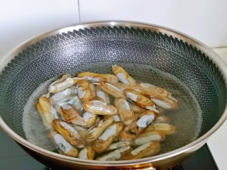 2、爆炒蛏子,还有就是焯水，锅中水烧开后，下蛏子。