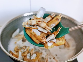 3、爆炒蛏子,煮到蛏子开口捞出即可，如果有没有开口的建议不要食用呦～