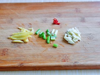 4、爆炒蛏子,葱，姜，蒜，辣椒，切好。