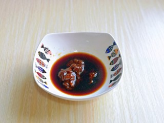 5、爆炒蛏子,黄豆酱，生抽，料酒混合在一起，搅拌均匀备用。