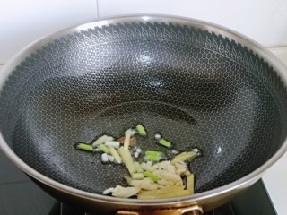 6、爆炒蛏子,起油锅，加入葱姜蒜辣炒煸炒至出香味儿。