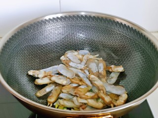 7、爆炒蛏子,加入焯水的蛏子快速翻炒。