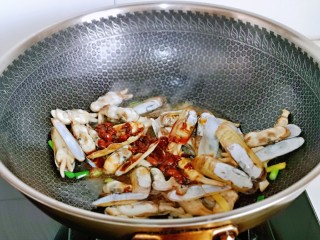 8、爆炒蛏子,倒入调好的酱料，翻炒均匀。