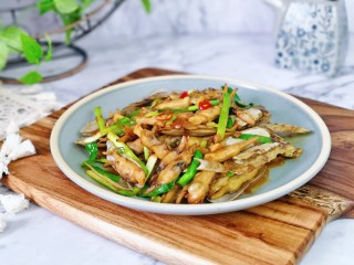 12、爆炒蛏子,盛出装盘。