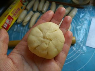 13、酥皮鲜肉月饼,如图将口捏紧，将肉饼轻轻按扁成月饼状，然后在中心用手指按压一下