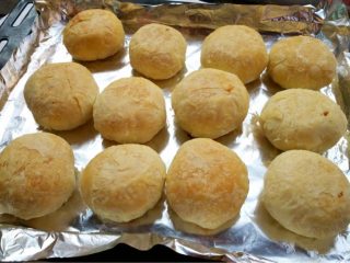 15、酥皮鲜肉月饼,如图烤箱预热上下火180度中层烤10分钟，将饼翻过来再上下火180度烤10分钟