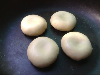 16、酥皮鲜肉月饼,如图没有烤箱的小伙伴不要着急，烤箱太小还有四个放不下，那么福利来喽〜用不粘锅也是可以滴，放入生饼胚盖锅盖，中小火煎6〜8分钟