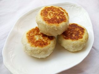 18、酥皮鲜肉月饼,如图两面煎金黄即可〜好啦酥酥的煎月饼也好喽^_^