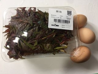 1、香椿炒鸡蛋,准备食材，香椿头和鸡蛋