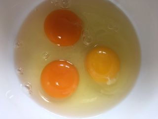 4、香椿炒鸡蛋,鸡蛋打入碗中