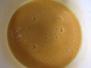 5、香椿炒鸡蛋,鸡蛋液打散