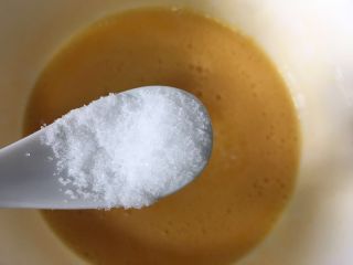 6、香椿炒鸡蛋,蛋液中加入适量的盐